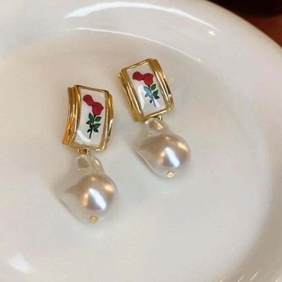 🔅🆕🔅 Elegant Classic Vintage Soft Girl Floral Pattern Pearl Drop Earrings🔅 - Picture 1 of 10